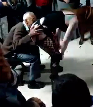 Vovô não perde a safadeza e se esbalda com stripper