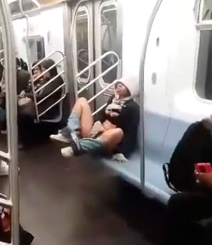 Mulher se masturba em vagão do metrô de Nova York
