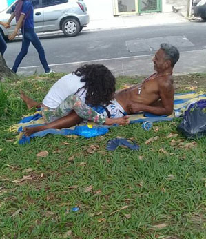 Casal de sem-teto é flagrado trasando em praça