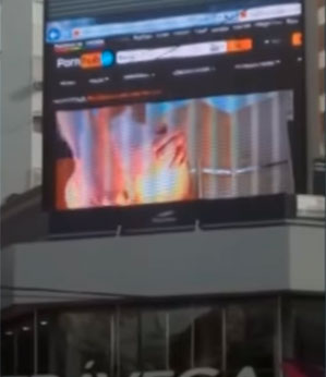 Painel eletrônico exibe pornô na Argentina