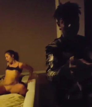 Casal transa durante sessão de rap (Vídeo)