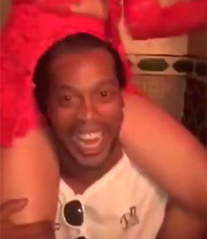 Apenas Ronaldinho Gaúcho curtindo a aposentadoria