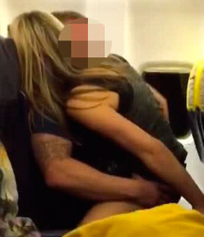 Casal assanhadinho se aquece durante voo para Ibiza