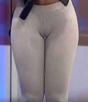 Angolana Cátia dança e hipnotiza com pata de camelo (Vídeo)