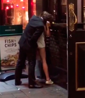 Casal se pega com vontade em frente a restaurante em Londres