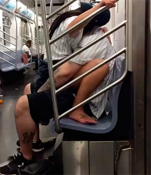 Casal transa em vagão do metrô de Nova York após derrota do time para o maior rival