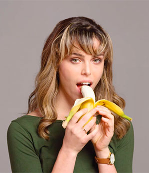 100 pessoas tentam comer sensualmente uma Banana
