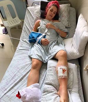 Amarna Miller sofre grave acidente de moto e pede ajuda aos fãs para cobrir despesas médicas