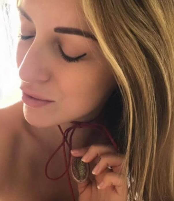 Mulher transforma lábios vaginais em joia