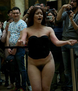 Artista performática Deborah De Robertis abre as pernas em frente a Mona Lisa