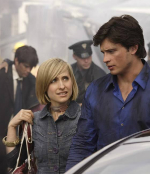 Atriz Allison Mack é acusada de recrutar escravas sexuais para poderosos de Hollywood