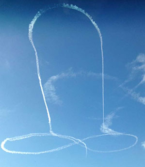 Piloto americano desenha pênis em manobra aérea e é afastado