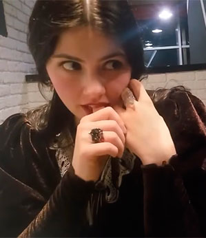 Linda jovem vai ao restaurante ‘usando’ vibrador controlado pelo celular do namorado