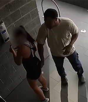 Assediador para a vítima: “Me desculpe, tive que fazer isso. Você tem a melhor bunda”