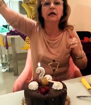 A filha só queria desejar tudo de bom para a mãe, mas acho que ela não entendeu