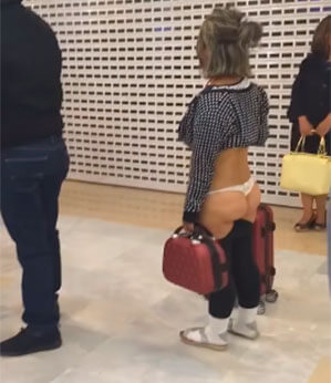 Mulher com as calças arriadas e exibindo a calcinha é filmada em aeroporto no México