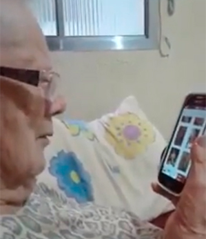 Vovó descobre que pode ver nudes no celular