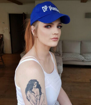 Estudante vira atriz pornô e cura depressão, conheça Carly Rae Summers