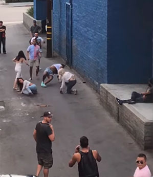 Mulheres endiabradas tentam atacar grupo de gays, mas não param em pé