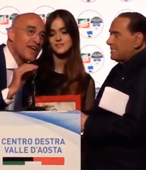 Silvio Berlusconi passa cantada em jovem sem perceber que ela é filha do homem ao seu lado