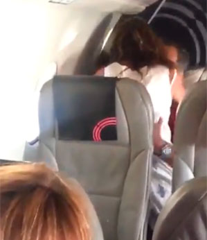 Casal é filmado transando na poltrona do avião