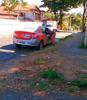 Funcionário público de MG é flagrado em carro do Estado contratando garota de programa