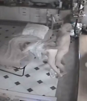 Idoso sente o desgaste físico e cai após gozar