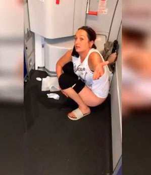 Mulher impaciente urina no corredor de um avião na frente de outros passageiros