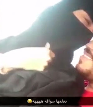 Casal acaba preso após se beijarem durante aula de direção na Arábia Saudita