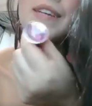 Cam girl mostra como colocar plug anal em metal com pedra (Vídeo)