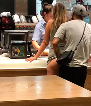 Casal é flagrado sarrando enquanto pedia lanche no McDonald’s