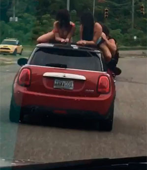 Enquanto isso alguém está se divertindo muito dentro de um Mini Cooper