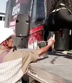 Vovô assedia dançarinas no palco e elas resolvem dar um jeito nele