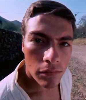 Jean-Claude Van Damme em seu primeiro papel no cinema como um carateca gay