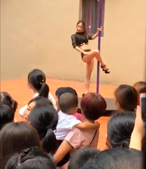 Diretor de escola infantil contrata dançarinas de pole dance para evento de volta às aulas