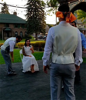 Noivo é desafiado a pegar a liga da perna da noiva sem usar as mãos e de olhos vendados