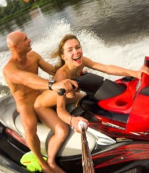 Pornô gravado em cima de um jet ski em movimento (Vídeo)