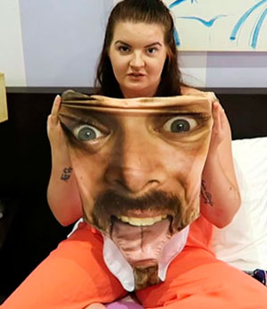 Homem presenteia namorada com maiô estampado seu rosto em tamanho gigante