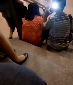 Flash denuncia pervertido que tentava fotografar mulher sentada em escadaria