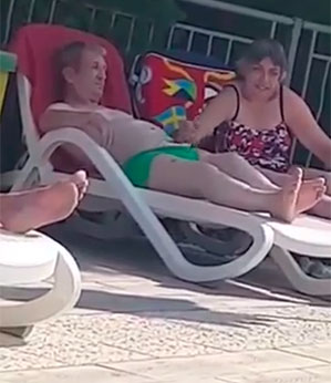 Casal de idosos muito à vontade na piscina