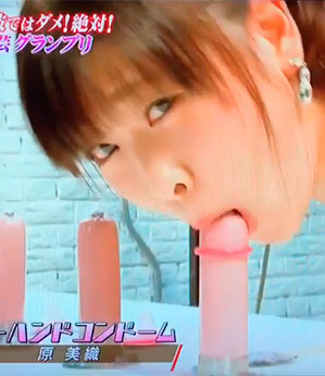 Japonesa coloca 10 preservativos com a boca em menos de 30 segundos