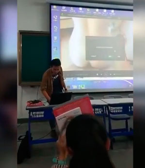 Professor novato descuidado exibe vídeo pornô para os alunos em universidade chinesa