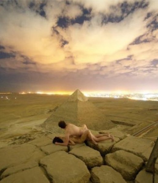 Fotógrafo faz sexo no topo da Pirâmide no Egito