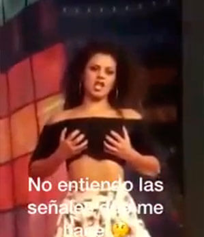 Dançarina da aula de Libras para a câmera