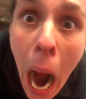 Mulher se arrepende e sofre ao tatuar seu ânus