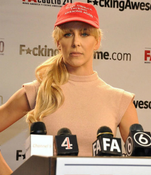 MILF do pornô Cherie DeVille abandona corrida presidencial dos EUA