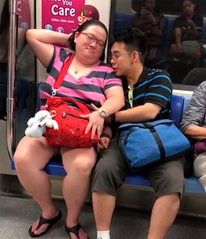 Namorado carinhoso no metrô