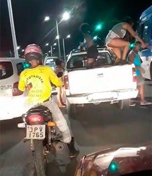 Mulher persegue e intercepta caminhonete do marido carregado de primas