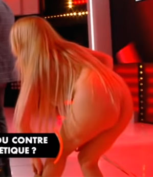 Mulher tira a roupa e corre nua pelo set de um programa que debatia sobre cirurgia plástica