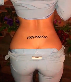 Emily Ratajkowski tatua seu nome de usuário no Instagram logo acima do bumbum?